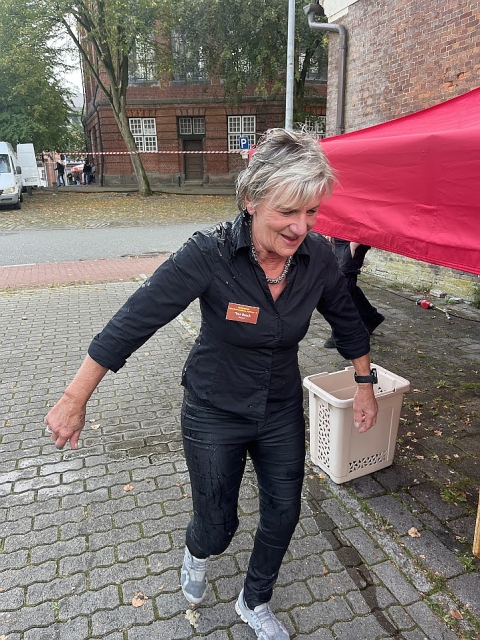 20230923 06 Flohmarkt Dusche beim Abbau Pavillon